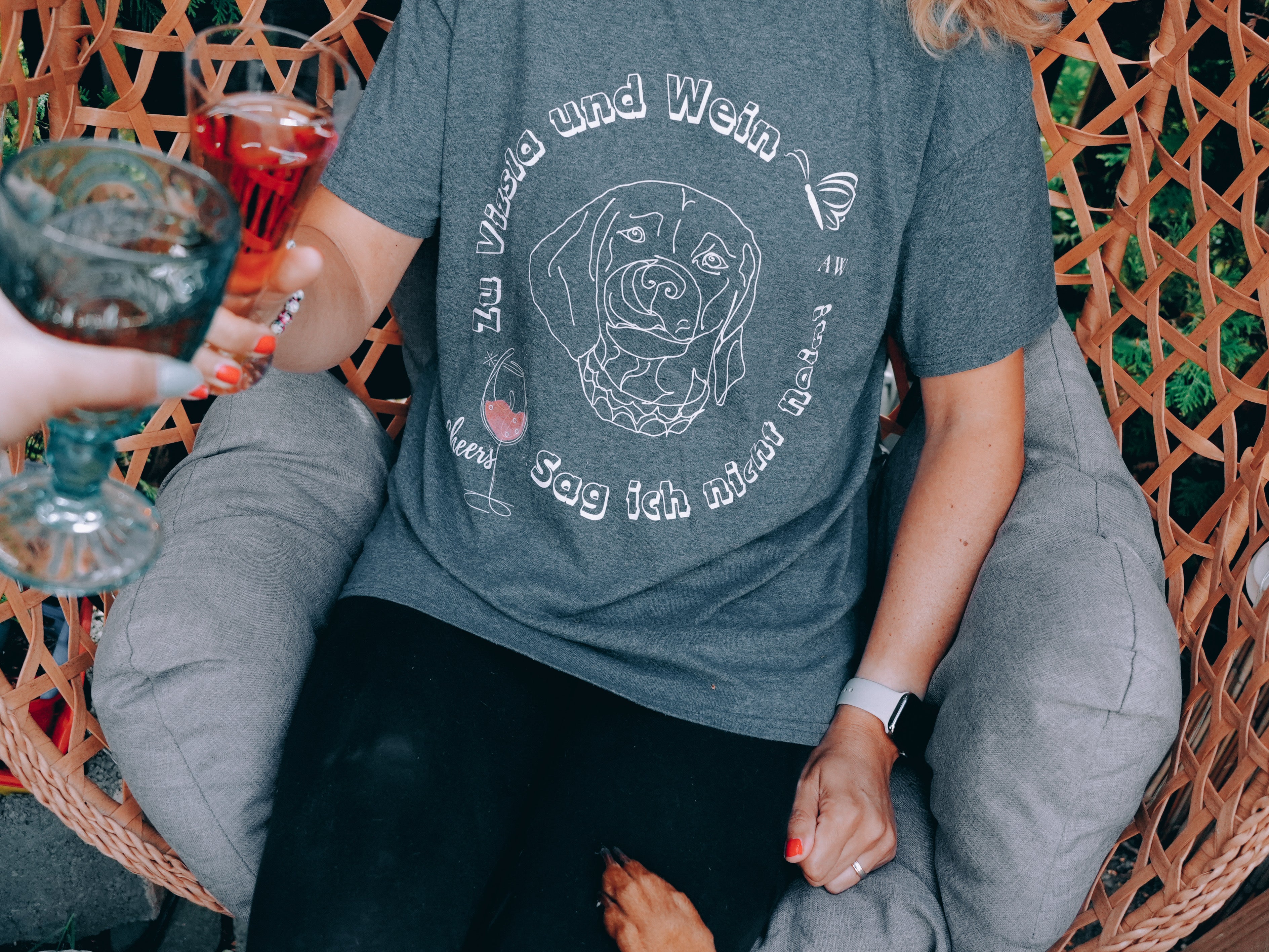 Vizsla & Wein T-Shirt – Lustiges Shirt für entspannte Hundemenschen!
